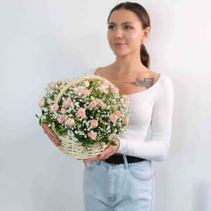 Нежные розовые кустовые розы в корзине