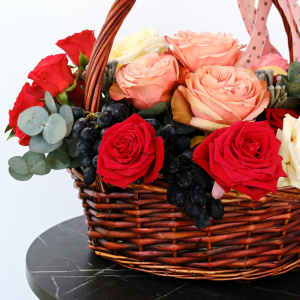 Цветочный натюрморт в корзине: пионовидные розы и фрукты