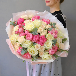 Кустовые и одноголовые розы в нежном букете "Rose Mix"