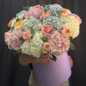 Пионовидные розы и гортензии в большой коробке