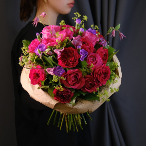 Пионовидные розы в авторском букете «Кармен»