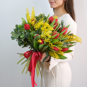 Красные тюльпаны с итальянской мимозой "Солнечный восторг"