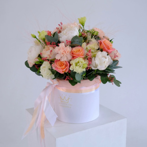 Белые пионы и розы в белой коробке "Океан Любви"