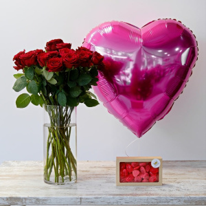 Сет: 25 красных роз + ваза + шар "Сердце" + мармелад