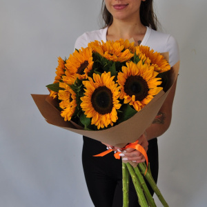 9 подсолнухов в крафте