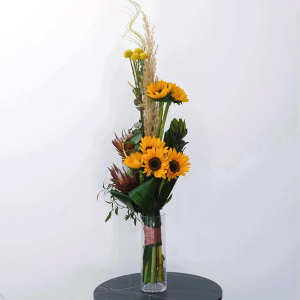 Вертикальный букет с подсолнухами и ирисами. Мужской бизнес букет