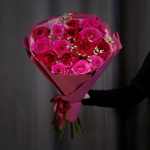 Красные пионовидные розы, 15 штучек (Английские розы Дэвида Остина)