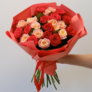 Персиковые и алые розы 25 штучек "Согревающий микс"
