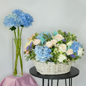 Комната голубых цветов! Голубые гортензии и пионовидные розы, - Удиви её