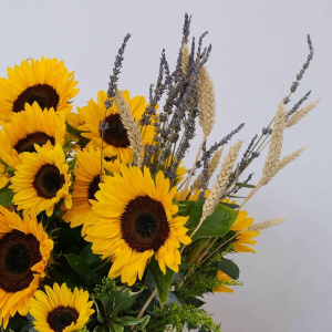 Корзина с подсолнухами, лавандой и пшеницей "Лето в сердце"