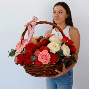 Цветочный натюрморт в корзине: пионовидные розы и фрукты