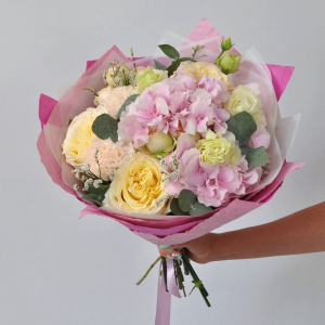 Гортензия и пионовидные розы "Облачко нежности"