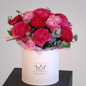 Красные пионовидные розы в коробке с эвкалиптом "Казанова"