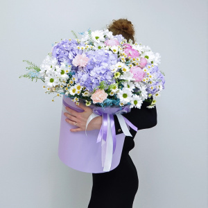 Гортензия, ромашки и пионы в коробке "Русская роскошь"