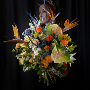 Авторский букет: антуриумы, стрелиция и розы в экзотическом букете «Лёд и пламя»