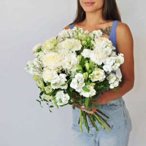 Эустома и пионовидные розы в ароматном букете "Белоснежный"