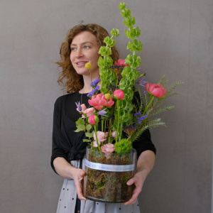 Коралловые пионы и молюцелла в интерьерном букете в вазе "Солнце в стекле"