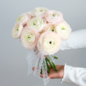 Букет невесты с ранункулюсами и кружевной лентой