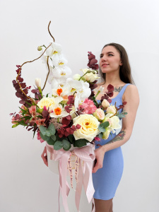 Букет в шляпной коробке с белой орхидеей - фаленопсис "Нежнее нежного"