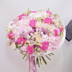 Гортензии, розы и ромашки в большом букете "Воздушные грёзы"