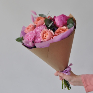 Букет «Самой красивой» с пионом и кустовой розой Джульетта