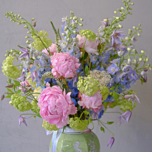 Букет в вазе от шеф-Флориста. Пионы Сара Бернар и голубой дельфиниум "Под небом голубым"