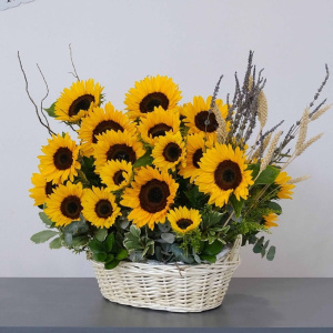 Корзина с подсолнухами, лавандой и пшеницей "Лето в сердце"