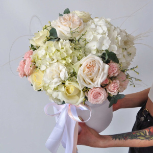 Гортензия и пионовидные розы Охара в большой коробке "Белоснежка"