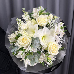 Белые амариллисы и розы в букете 