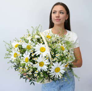 Охапка ромашек: ромашки в корзине "Солнечное обаяние"