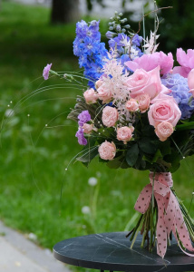 Авторский букет с летними цветами: дельфиниум, пионы и ароматные розы