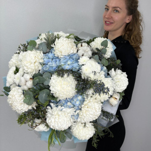 Белая хризантема и голубая гортензия в букете «Парящая нежность»