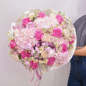 Гортензии, розы и ромашки в большом букете "Воздушные грёзы"