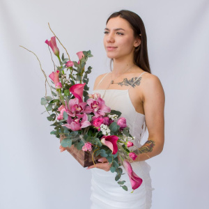 Интерьерная композиция с орхидеями и каллами в деревянном ящике