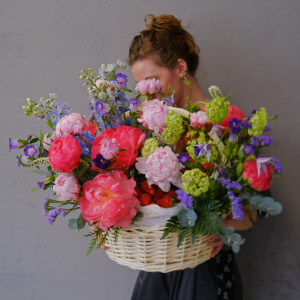 Коралловые и розовые ароматные пионы в летней корзине "Клубничное лето"