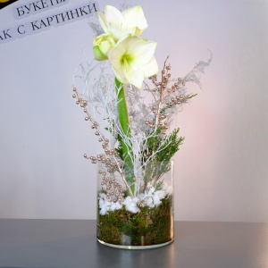 Белый амариллис в стеклянной вазе с зимним декором