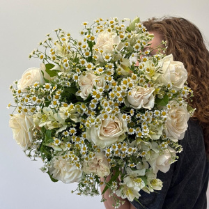 Ромашки и пионовидные розы в садовом букете