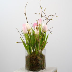 Тюльпаны  и форзиция в стеклянной вазе