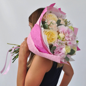 Гортензия и пионовидные розы "Облачко нежности"