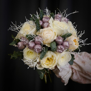 Зимний свадебный букет невесты с пионовидными розами "Снегурочка"