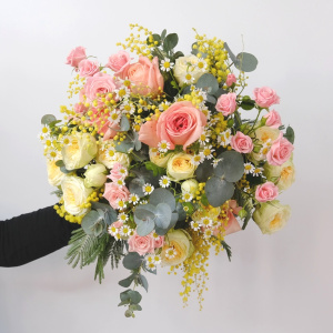 Пионовидные розы и мимоза в ярком букете