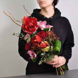 Вертикальный букет с амариллисами и орхидеями. Мужской бизнес букет