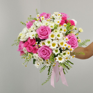 Розы и ромашки в полевом букете "Летний Джаз"
