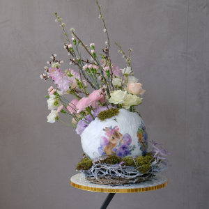 Пасхальная композиция с живыми цветами "Цветущая драгоценность"