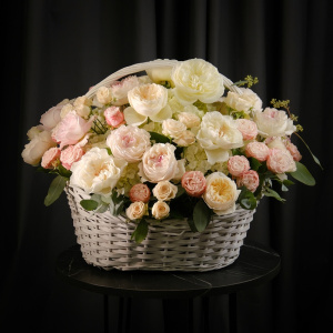 Кустовые и дорогие пионовидные розы в пышной ароматной корзине