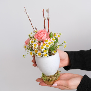 Яйцо пасхальное с живыми цветами: кустовые розы и ромашки