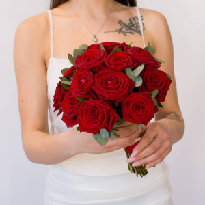 Букет невесты из красных ароматных роз с эвкалиптом