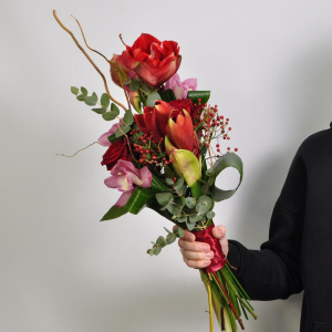 Вертикальный букет с амариллисами и орхидеями. Мужской бизнес букет