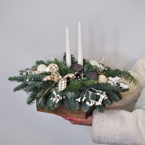 Новогодняя композиция из нобилиса на стол в ящичке со свечами