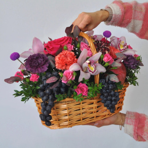Орхидея, розы и фрукты в корзине "Витаминный заряд"